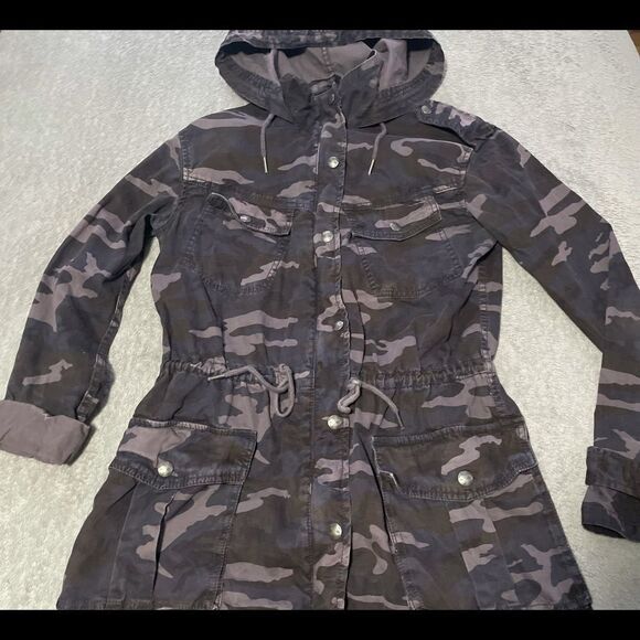 𝅺ARITZIA Talula Camo Trooper Jacket size XS - Picture 4 of 8